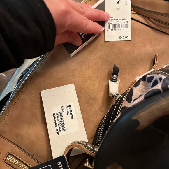 I’m trying to sale 4 bags two with tags two used - Picture 2 of 10
